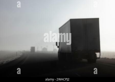 La nebbia è appesa, rendendo difficile guidare sull'Interstate 84 vicino al confine tra Idaho e Utah, Stati Uniti Foto Stock