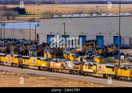 Officina di riparazione locomotive a Bailey Yard, il più grande cantiere di classificazione ferroviaria del mondo, Union Pacific Railroad, North Platte, Nebraska, USA [Nessuna proprietà Foto Stock