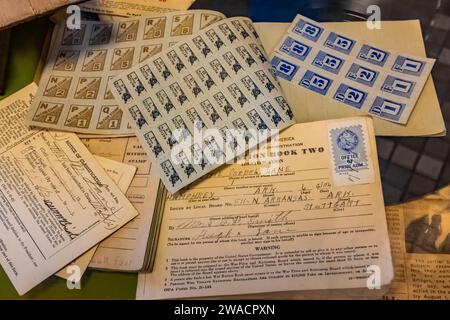 Francobolli della razione della seconda guerra mondiale in mostra presso la Golden Spike Tower, North Platte, Nebraska, USA [nessun rilascio di proprietà; solo licenze editoriali] Foto Stock