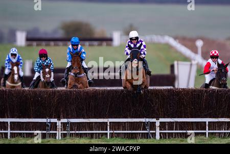 Viroflay e la jockey Miss Olive Nicholls vincono all'ippodromo di Larkhill, Wiltshire, Regno Unito la vigilia di Capodanno 2023 per i proprietari Mr John Bolton e Mr Paul Nicholls. Foto Stock