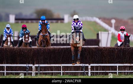 Viroflay e la jockey Miss Olive Nicholls vincono all'ippodromo di Larkhill, Wiltshire, Regno Unito la vigilia di Capodanno 2023 per i proprietari Mr John Bolton e Mr Paul Nicholls. Foto Stock