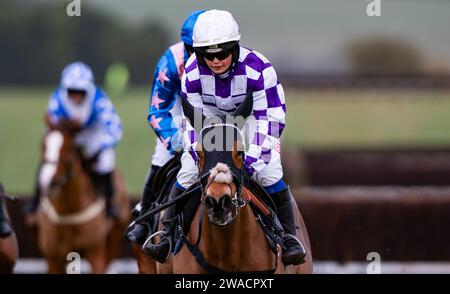 Viroflay e la jockey Miss Olive Nicholls vincono all'ippodromo di Larkhill, Wiltshire, Regno Unito la vigilia di Capodanno 2023 per i proprietari Mr John Bolton e Mr Paul Nicholls. Foto Stock