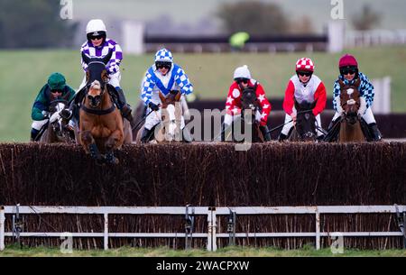 Viroflay e la jockey Miss Olive Nicholls vincono all'ippodromo di Larkhill, Wiltshire, Regno Unito la vigilia di Capodanno 2023 per i proprietari Mr John Bolton e Mr Paul Nicholls. Foto Stock