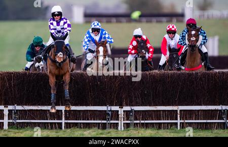 Viroflay e la jockey Miss Olive Nicholls vincono all'ippodromo di Larkhill, Wiltshire, Regno Unito la vigilia di Capodanno 2023 per i proprietari Mr John Bolton e Mr Paul Nicholls. Foto Stock