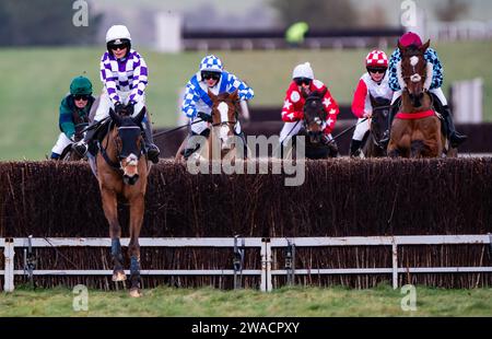 Viroflay e la jockey Miss Olive Nicholls vincono all'ippodromo di Larkhill, Wiltshire, Regno Unito la vigilia di Capodanno 2023 per i proprietari Mr John Bolton e Mr Paul Nicholls. Foto Stock