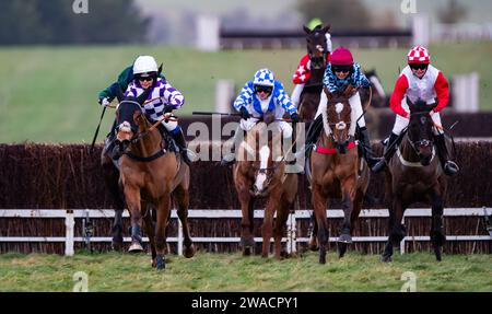 Viroflay e la jockey Miss Olive Nicholls vincono all'ippodromo di Larkhill, Wiltshire, Regno Unito la vigilia di Capodanno 2023 per i proprietari Mr John Bolton e Mr Paul Nicholls. Foto Stock