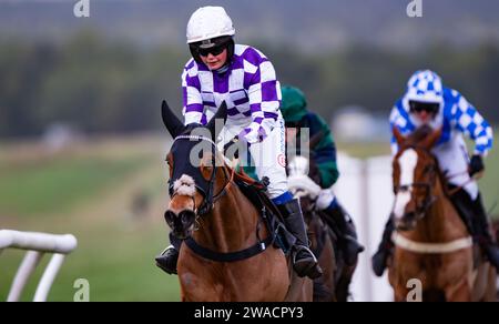 Viroflay e la jockey Miss Olive Nicholls vincono all'ippodromo di Larkhill, Wiltshire, Regno Unito la vigilia di Capodanno 2023 per i proprietari Mr John Bolton e Mr Paul Nicholls. Foto Stock