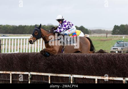 Viroflay e la jockey Miss Olive Nicholls vincono all'ippodromo di Larkhill, Wiltshire, Regno Unito la vigilia di Capodanno 2023 per i proprietari Mr John Bolton e Mr Paul Nicholls. Foto Stock