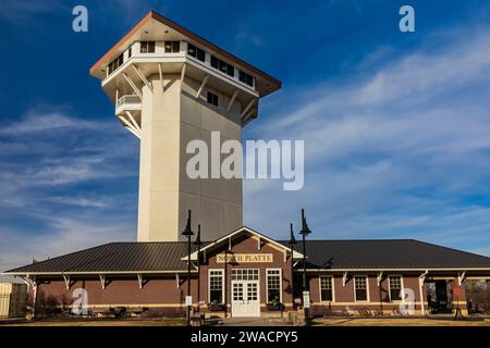 Golden Spike Tower e Visitor Center con vista su Bailey Yard, il più grande cantiere ferroviario del mondo, Union Pacific Railroad, North Platte, Neb Foto Stock