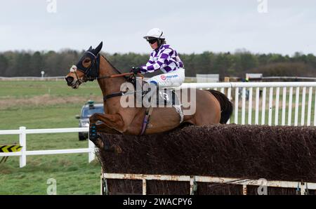 Viroflay e la jockey Miss Olive Nicholls vincono all'ippodromo di Larkhill, Wiltshire, Regno Unito la vigilia di Capodanno 2023 per i proprietari Mr John Bolton e Mr Paul Nicholls. Foto Stock