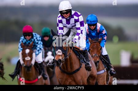 Viroflay e la jockey Miss Olive Nicholls vincono all'ippodromo di Larkhill, Wiltshire, Regno Unito la vigilia di Capodanno 2023 per i proprietari Mr John Bolton e Mr Paul Nicholls. Foto Stock