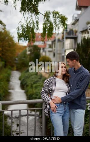 STORIA D'AMORE DI COPPIE ADOLESCENTI. Sussurri d'amore nello splendore tedesco. Esplorare la storia tedesca con amore. Autumn Love Affair nell'eleganza tedesca. Acquisizione di Foto Stock