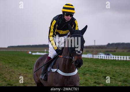 Wolf Walker e il fantino vinceranno all'ippodromo di Larkhill, Wiltshire, Regno Unito, la vigilia di Capodanno 2023 per l'allenatore Christopher Barber. Foto Stock