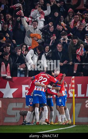 Girona, Spagna. 3 gennaio 2024. Ivan Martin (Girona FC) festeggia dopo aver segnato il gol della sua squadra con i compagni di squadra durante una partita di la Liga EA Sports tra Girona FC e Atletico de Madrid all'Estadio Municipal de Montilivi, a Girona, in Spagna, il 4 gennaio 2024. (Foto/Felipe Mondino) credito: Agenzia fotografica indipendente/Alamy Live News Foto Stock