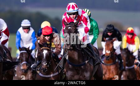 Azione dall'ippodromo di Larkhill, Wiltshire, Regno Unito, mentre il Larkhill Racing Club ha tenuto il loro incontro annuale di gara punto a punto la vigilia di Capodanno 2023. Foto Stock