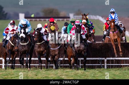 Azione dall'ippodromo di Larkhill, Wiltshire, Regno Unito, mentre il Larkhill Racing Club ha tenuto il loro incontro annuale di gara punto a punto la vigilia di Capodanno 2023. Foto Stock