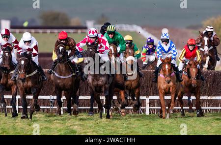 Azione dall'ippodromo di Larkhill, Wiltshire, Regno Unito, mentre il Larkhill Racing Club ha tenuto il loro incontro annuale di gara punto a punto la vigilia di Capodanno 2023. Foto Stock