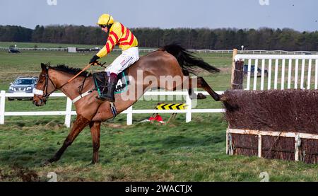 Azione dall'ippodromo di Larkhill, Wiltshire, Regno Unito, mentre il Larkhill Racing Club ha tenuto il loro incontro annuale di gara punto a punto la vigilia di Capodanno 2023. Foto Stock