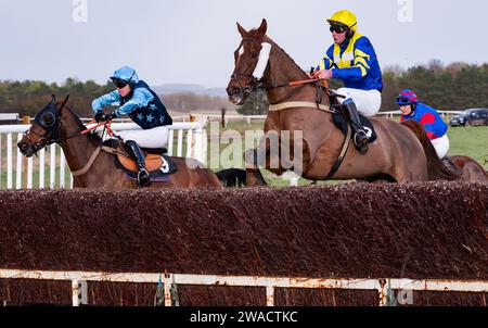 Azione dall'ippodromo di Larkhill, Wiltshire, Regno Unito, mentre il Larkhill Racing Club ha tenuto il loro incontro annuale di gara punto a punto la vigilia di Capodanno 2023. Foto Stock