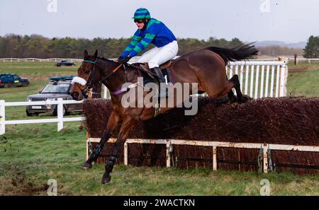 Azione dall'ippodromo di Larkhill, Wiltshire, Regno Unito, mentre il Larkhill Racing Club ha tenuto il loro incontro annuale di gara punto a punto la vigilia di Capodanno 2023. Foto Stock