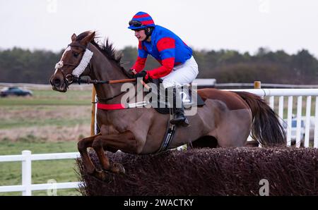 Azione dall'ippodromo di Larkhill, Wiltshire, Regno Unito, mentre il Larkhill Racing Club ha tenuto il loro incontro annuale di gara punto a punto la vigilia di Capodanno 2023. Foto Stock