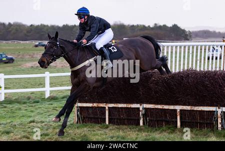 Azione dall'ippodromo di Larkhill, Wiltshire, Regno Unito, mentre il Larkhill Racing Club ha tenuto il loro incontro annuale di gara punto a punto la vigilia di Capodanno 2023. Foto Stock