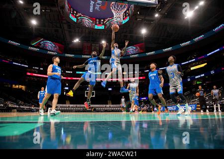 Washington, USA. 15 dicembre 2023. U.S. Air Force Airman 1st Class Romer Ferguson, controllore del traffico aereo del 436th Operations Support Squadron, esegue un layup sui difensori durante il Washington Wizards' Military Appreciation Tournament presso la Capital One Arena di Washington, DC, 15 dicembre 2023. Oltre a partecipare al torneo, dover ha avuto l'opportunità di giocare durante l'intervallo dei Washington Wizards contro gli Indiana Pacers. (Foto: J.D. strong) (immagine di credito: © U.S. Air Force/ZUMA Press Wire) SOLO USO EDITORIALE! Non per USO commerciale! Foto Stock