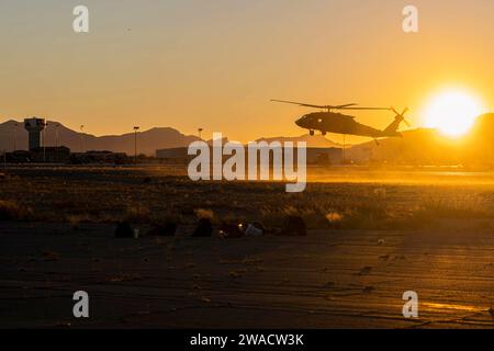 El Paso, Texas, USA. 14 dicembre 2023. UH-60M Black Hawk assegnato alla Combat Aviation Brigade, la 1st Armored Division si prepara ad atterrare dopo aver completato un volo di addestramento al Biggs Army Airfield, Fort Bliss, Texas, dicembre. 14, 2023. (Foto: David Poleski) (immagine di credito: © U.S. Army/ZUMA Press Wire) SOLO USO EDITORIALE! Non per USO commerciale! Foto Stock