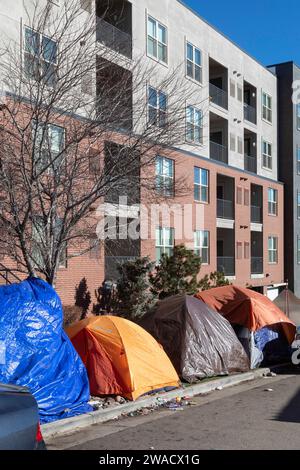 Denver, Colorado - gli immigrati, principalmente dal Venezuela, vivono in un campo di tenda vicino al centro di Denver. La città ha aiutato circa 35.000 migranti nel 2023 con foo Foto Stock