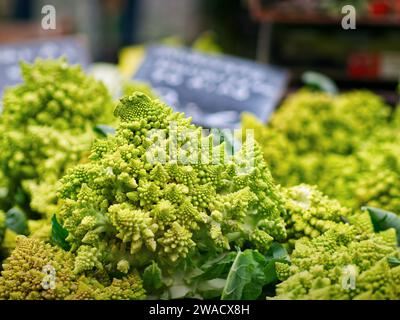 Romanesco Cauliflower in vendita da vicino nella bancarella del mercato di strada. Foto di alta qualità Foto Stock