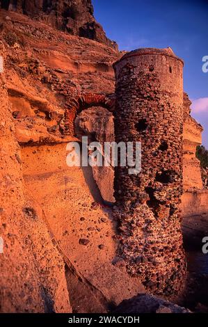 Torre del bagno, Isola di Capraia, Arcipelago toscano, Toscana, Italia. Rovine di una torre di guardia sulla riva del mare. Foto Stock