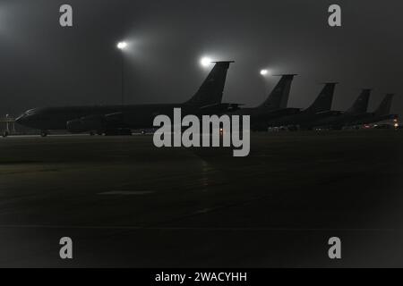 KC-135T Stratotankers del 127th Air Refueling Group 'Stand Ready' presso Selfridge Air National Guard base, Michigan, il 3 gennaio 2024. Il KC-135T Stratotanker fornisce capacità di rifornimento aereo a quasi tutti gli aerei dell'inventario militare statunitense, rendendolo il moltiplicatore di forza vitale per la potenza aerea globale. (U.S. Air National Guard foto di Tom Demerly) Foto Stock