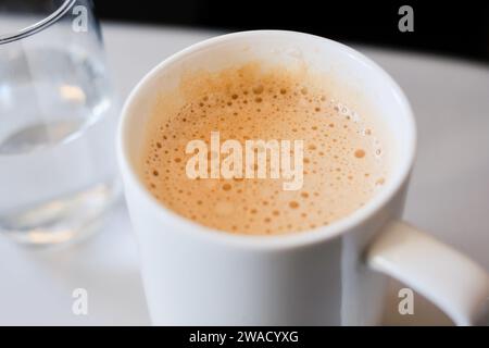 Una tazza di Tea tarik (tè malese estratto con latte evaporato o condensato), servita in una business class in rotta verso Kuala Lumpur da Sydney Foto Stock