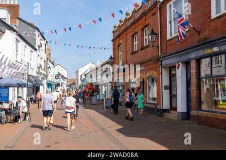 Centro di Sidmouth nel Devon, gente che fa shopping lungo Old Fore Street in una soleggiata giornata autunnale, Inghilterra, Regno Unito, 2023 Foto Stock