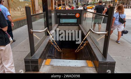 Ingresso e scale giù per la stazione della metropolitana di New York. La metropolitana di New York è uno dei più antichi sistemi di trasporto pubblico del mondo. New York, USA - luglio Foto Stock