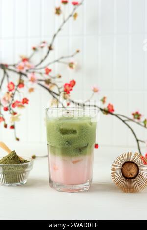 Tè verde Sakura ghiacciato su tavolo bianco Foto Stock