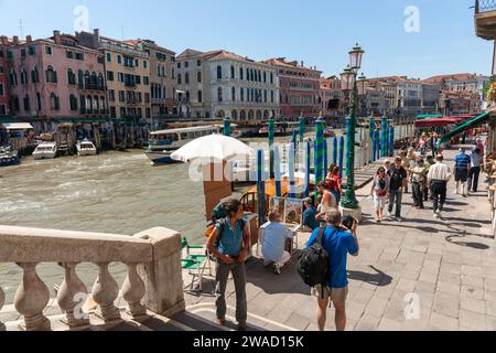 Venezia Italia - 10 maggio 2011; vista delle persone e delle attività sul Canal grande dal Ponte di Rialto. Foto Stock