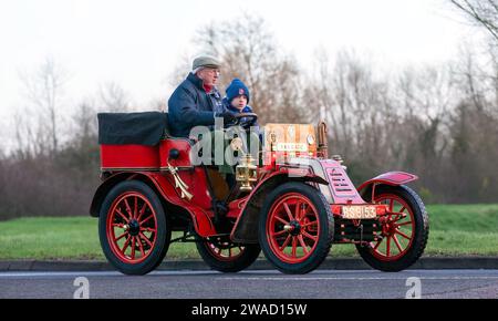 Stony Stratford, Regno Unito, 1 gennaio 2024 Un'auto 4 Tonneau, Un gladiatore francese del 1902 splendidamente restaurata, che arriva a Stony Stratford per l'annuale Capodanno Foto Stock