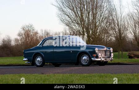 Stony Stratford, Regno Unito, 1 gennaio 2024. 1965 auto d'epoca Volvo P120 in arrivo a Stony Stratford per l'evento annuale di Capodanno sui veicoli d'epoca e d'epoca Foto Stock