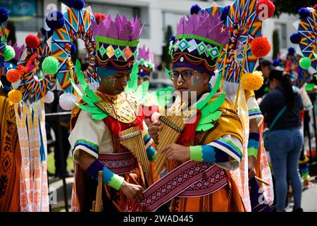 Durante la parata artistica canto a la Tierra del Carnaval de Negros y Blancos (Carnevale dei neri e dei bianchi) a pasto, Narino, Colombia, 3 gennaio 2024. Foto di: Camilo Erasso/Long Visual Press Credit: Long Visual Press/Alamy Live News Foto Stock