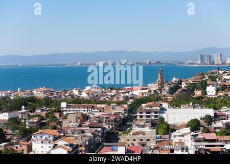 Vista di Puerto Vallarta con la zona degli hotel sullo sfondo Foto Stock