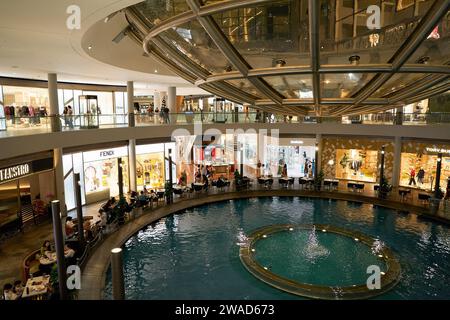 SINGAPORE - 5 NOVEMBRE 2023: The Rain Oculus sopra il canale del centro commerciale all'interno dello Shoppes at Marina Bay Sands. Foto Stock