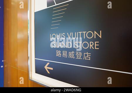 SINGAPORE - 5 NOVEMBRE 2023: Primo piano del cartello del Louis Vuitton' Island Store visto nella Marina Bay Sands Foto Stock