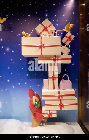SINGAPORE - 5 NOVEMBRE 2023: Decorazioni natalizie come si vedono in vetrina presso il negozio Louis Vuitton nel Marina Bay Sands Foto Stock