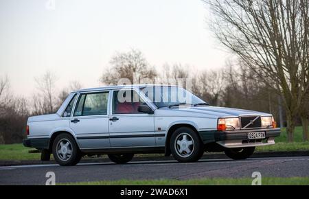 Stony Stratford, Regno Unito, 1 gennaio 2024. Volvo 740 argento 1989 in arrivo a Stony Stratford per l'annuale festa di Capodanno dei veicoli d'epoca e classici Foto Stock