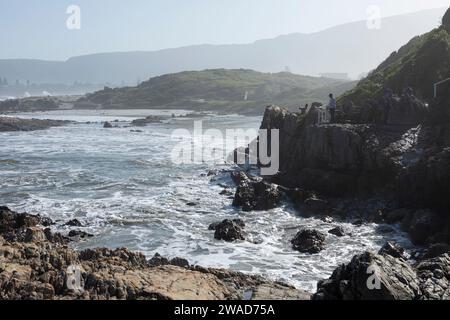 Sudafrica, Hermanus, costa rocciosa e mare a Kammabaai Beach Foto Stock