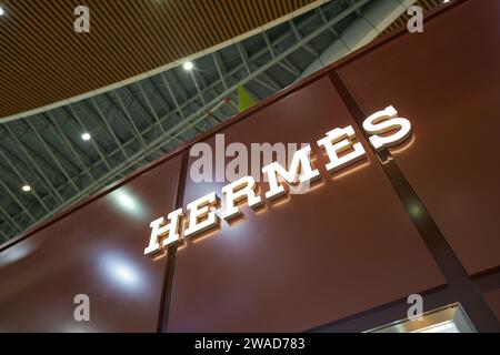 KUALA LUMPUR, MALESIA - CIRCA MAGGIO 2023: Primo piano dell'insegna Hermes vista dall'aeroporto internazionale di Kuala Lumpur. Foto Stock