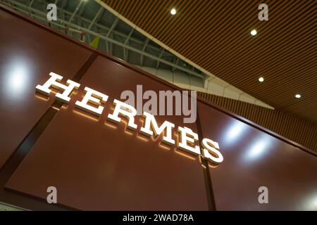 KUALA LUMPUR, MALESIA - CIRCA MAGGIO 2023: Primo piano dell'insegna Hermes vista dall'aeroporto internazionale di Kuala Lumpur. Foto Stock
