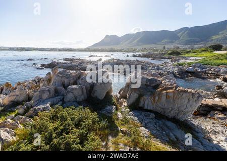 Sudafrica, costa rocciosa e Onrus Beach in una giornata di sole Foto Stock