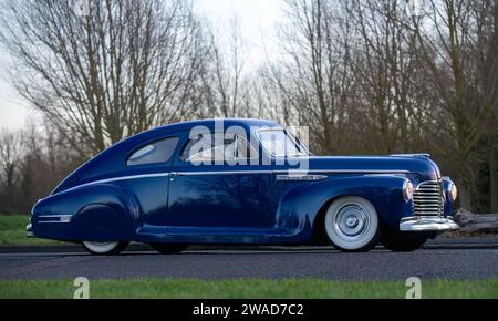 Stony Stratford, Regno Unito, 1 gennaio 2024. Blue 1941 Buick Super Eight, un'auto d'epoca americana che arriva a Stony Stratford per il vintag annuale di Capodanno Foto Stock